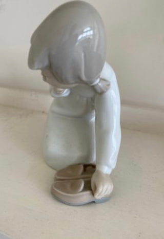 Lladro #4523 Retired “Little Girl with Slippers” Porcelain Figurine, Excellent Condition
