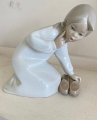 Lladro #4523 Retired “Little Girl with Slippers” Porcelain Figurine, Excellent Condition